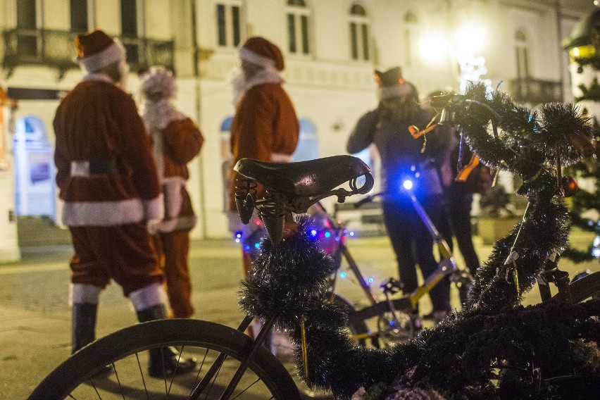 Członkowie Radomskiego Towarzystwa Retrocyklistów Sprężyści w świątecznej akcji w centrum Radomia