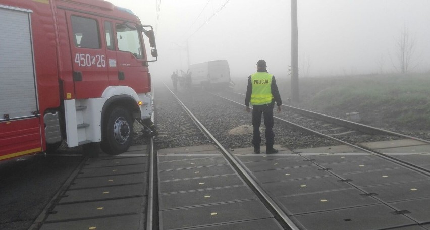 Bus utknął na przejeździe kolejowym w Domaszowicach.