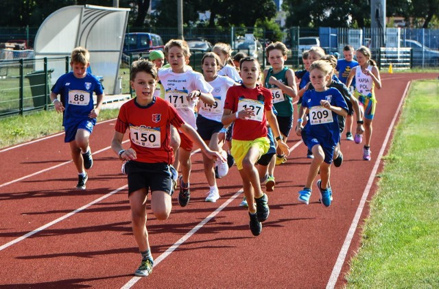 2. Letni Festiwal Biegowy i Kids Duathlon o Puchar Rady Osiedla Miedzyń-Prądy odbył się w Bydgoszczy. Swoich sił mógł spróbować niemal każdy - rywalizacja podzielona była na kategorie wiekowe i związane z nimi odpowiednie dystanse. Od biegów najmłodszych (rocznik 2017) na 100 m, tych starszych na 3000 m. Zorganizowano również konkurencje duathlonu (bieg + rower) w kilku kategoriach wiekowych, marsz Nordic Walking oraz sztafety 4x400 m. Zobaczcie zdjęcia >>>