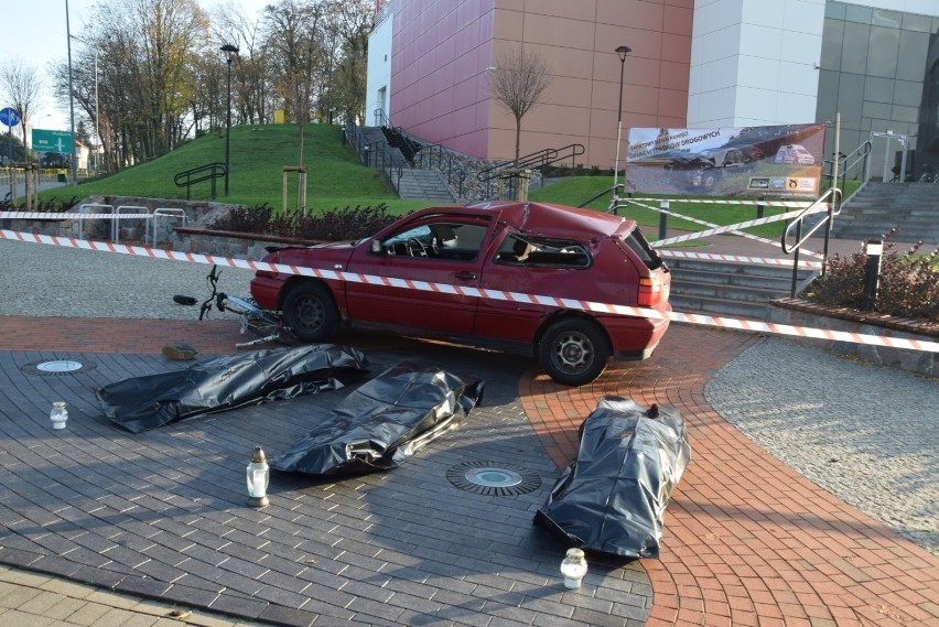 Szokująca instalacja w Chojnicach. Tak chcą podjąć temat bezpieczeństwa na drogach! Dziś Światowy Dzień Pamięci Ofiar Wypadków Drogowych