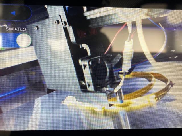 Rosti Poland wykorzystując drukarkę 3D Ubot P440 drukują maski przeciwko koronawirusowi