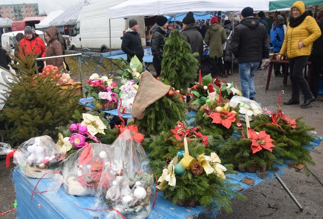 Duży ruch panował w niedzielę, 19 grudnia na targu w Wierzbicy, pomimo wietrznej i deszczowej aury. Było mnóstwo świątecznych akcentów, choinki, bombki, stroiki. Zobacz zdjęcia na kolejnych slajdach>>>