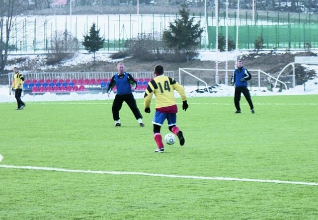 Piłkarze Dębu Dąbrowy Białostockiej (niebieskie koszulki) zamierzają w tym sezonie awansować do III ligi,
