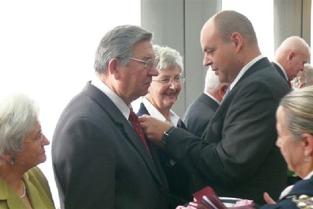 Wojciech Bernatowicz, prezydent Starachowic, wręcza medal Franciszkowi Dobruckiemu