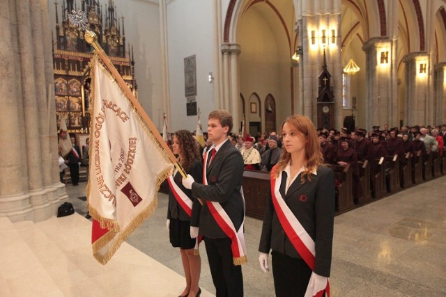 Sztandar Publicznego Liceum Politechniki Łódzkiej ufundował inicjator i założyciel tej szkoły - profesor Jan Krysiński