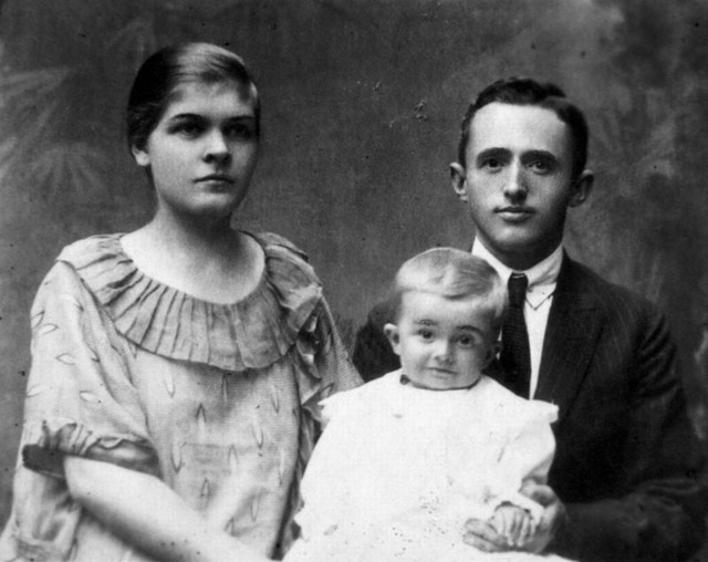 Elżbieta i Piotr Dąbrowscy z najstarszym synem Antonim