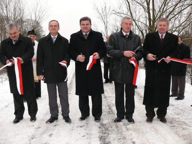 Przecięcie wstęgi na zmodernizowanej drodze z udziałem marszałka, władz gminy i wykonawcy robót.