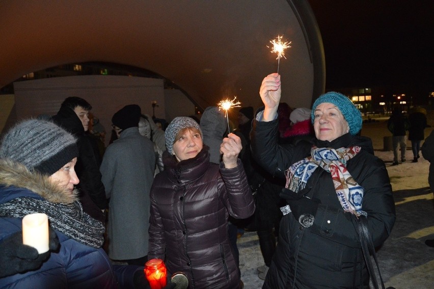 Mieszkańcy Stalowej Woli i Tarnobrzega w milczeniu oddają hołd zmarłemu prezydentowi Gdańska