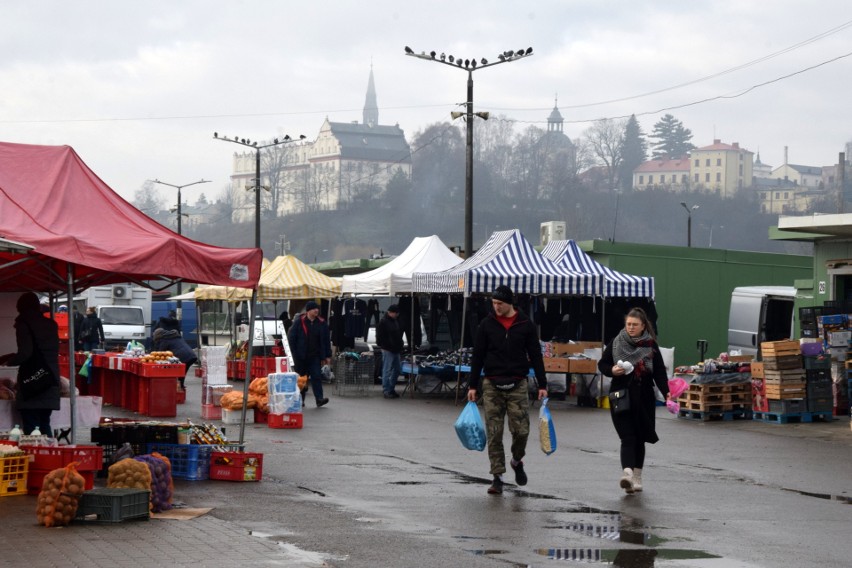 Mnóstwo ludzi na giełdzie w Sandomierzu w sobotę, 7 stycznia. Co kupowali? Zobacz zdjęcia