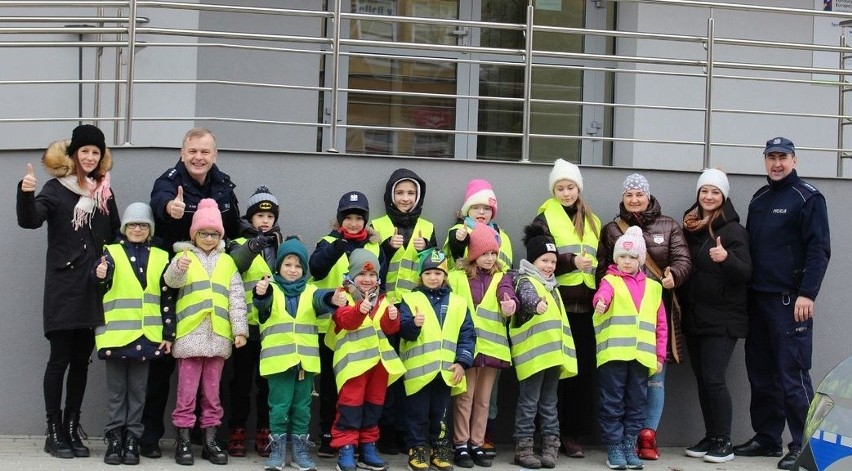 Dzieci z warsztatów „Dzika Róża” odwiedziły policjantów z Tarnobrzega. Przypomniały sobie zasady bezpieczeństwa - zobacz zdjęcia