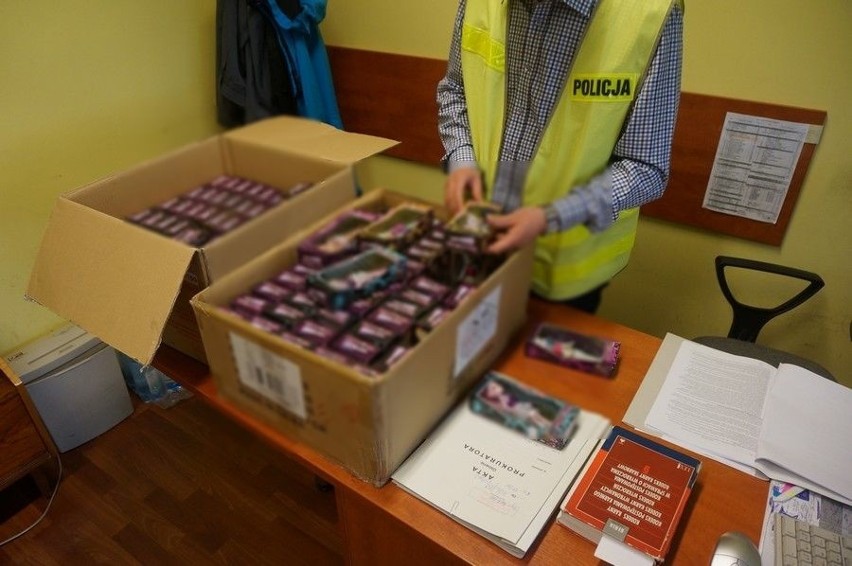 Lubliniec: Policjanci odkryli w sklepie podrobione zabawki. Właścicielowi grozi 5 lat więzienia