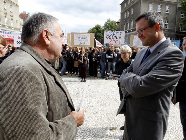 Pikieta zaczęła się o godzinie 16, po zakończeniu pracy protestujących urzędników. Mieli zgodę na zgromadzenie. Petycję wręczyli też przewodniczącemu rady miasta. Na razie bez efektów.