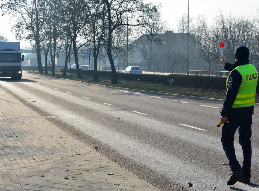 Funkcjonariusze sprawdzali między innymi trzeźwość kierowców...