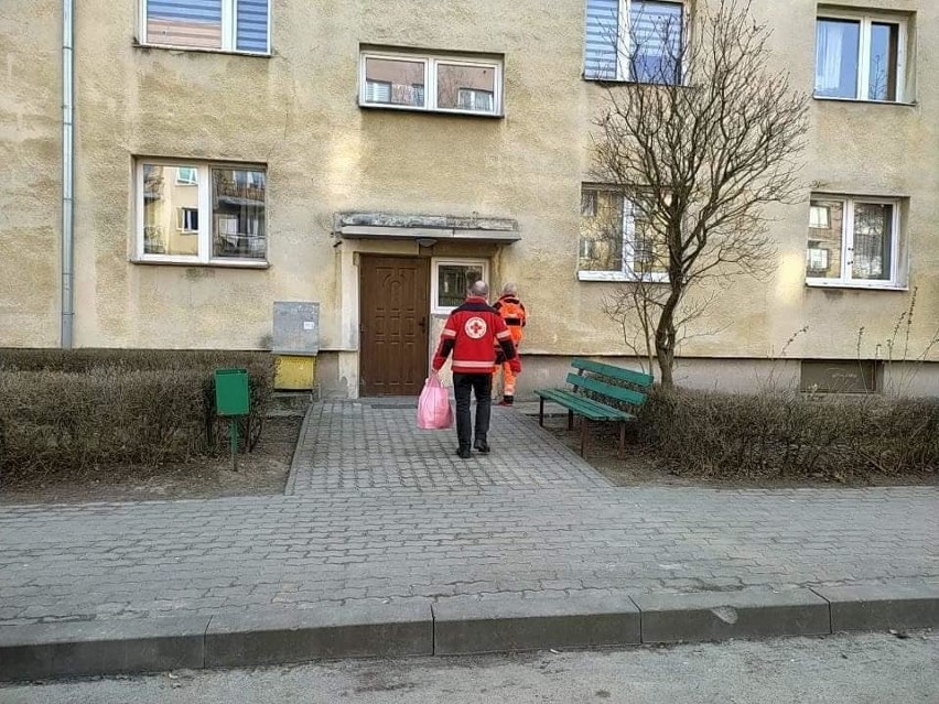 Seniorzy z gmin Sandomierz i Samborzec otrzymali świąteczne paczki od Polskiego Czerwonego Krzyża. Zobacz co dostali seniorzy