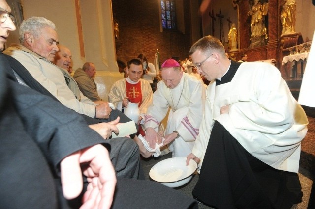 Po liturgii słowa podczas dzisiejszej mszy Wieczerzy Pańskiej biskup Paweł Stobrawa obmył nogi dwunastu mężczyznom.