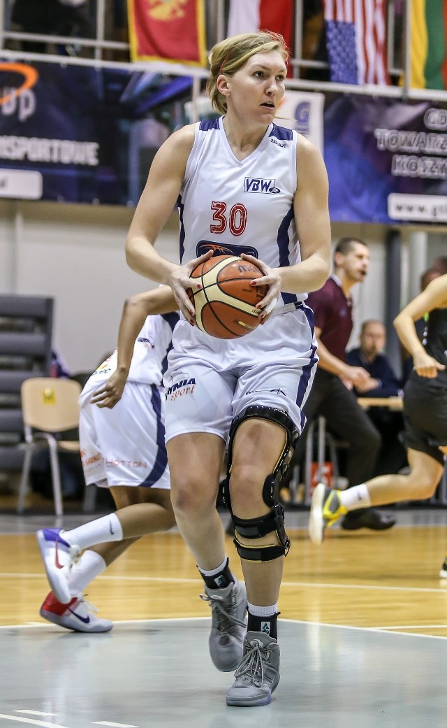 Carolyn Swords reprezentująca Basket 90 Gdynia.