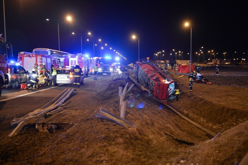 Wypadek ukraińskiego autokaru na autostradzie A4. Złamano obostrzenia o dopuszczalnej liczbie pasażerów?