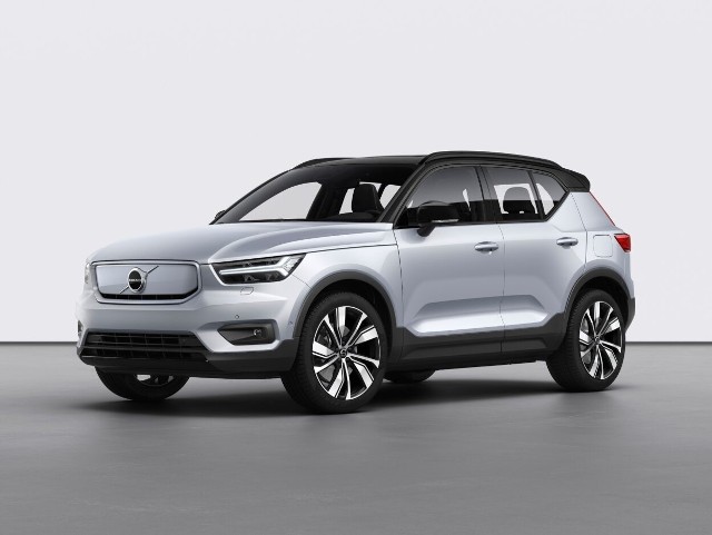 Volvo XC40 RechargeNowy elektryczny SUV XC40 otwiera całą gamę zelektryfikowanych modeli występujących pod nazwą Recharge. Teraz klienci Volvo mogą wybrać auto o tradycyjnym napędzie albo takie, które odzyskuję energię podczas hamowania i wspomaga konwencjonalny silnik (Mild-hybrid) lub doładowywane z gniazdka (Plug-in-hybrid). Fot. Volvo