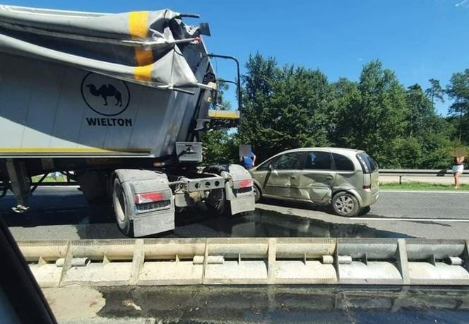 Samochód ciężarowy uderzył w dwa samochody osobowe. Na...