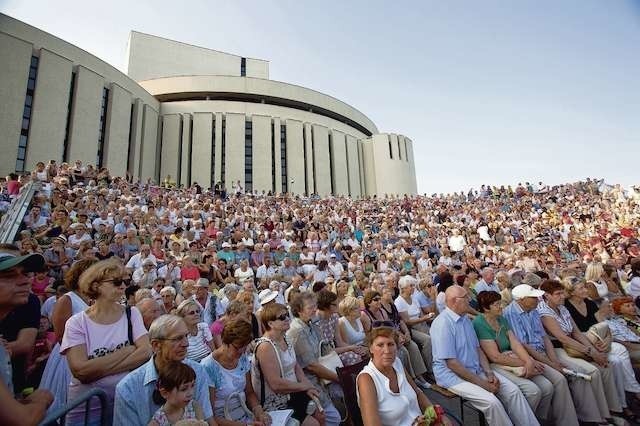 Letni cykl Rzeka Muzyki co sezon przyciąga do amfiteatru Opery Nova prawdziwe tłumy - wszak to jedyne w Polsce koncerty na rzece 