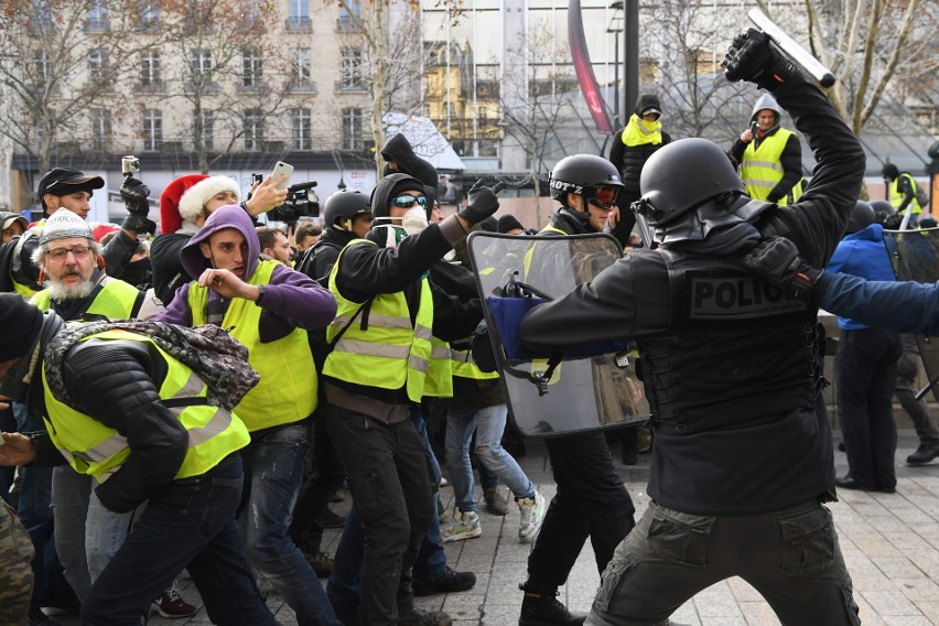 Francja: Zamieszki w Paryżu 8.12 ZDJĘCIA Protesty "żółtych kamizelek". Bilans: 260 rannych, 1700 zatrzymanych. Ile osób protestowało?