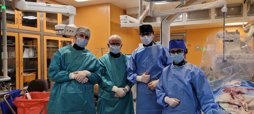 Pierwszy taki zabieg w Polsce. Dwóm nastolatkom lekarze z Uniwersyteckiego Szpitala Dziecięcego wszczepili zastawkę Venus