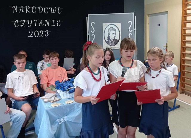 Uczniowie klas 4-8 oraz nauczyciele Szkoły Podstawowej w Bilczy w gminie Obrazów spotkali się podczas 12. edycji akcji „Narodowe Czytanie”, by wspólnie zaprezentować fragmenty utworu Elizy Orzeszkowej.