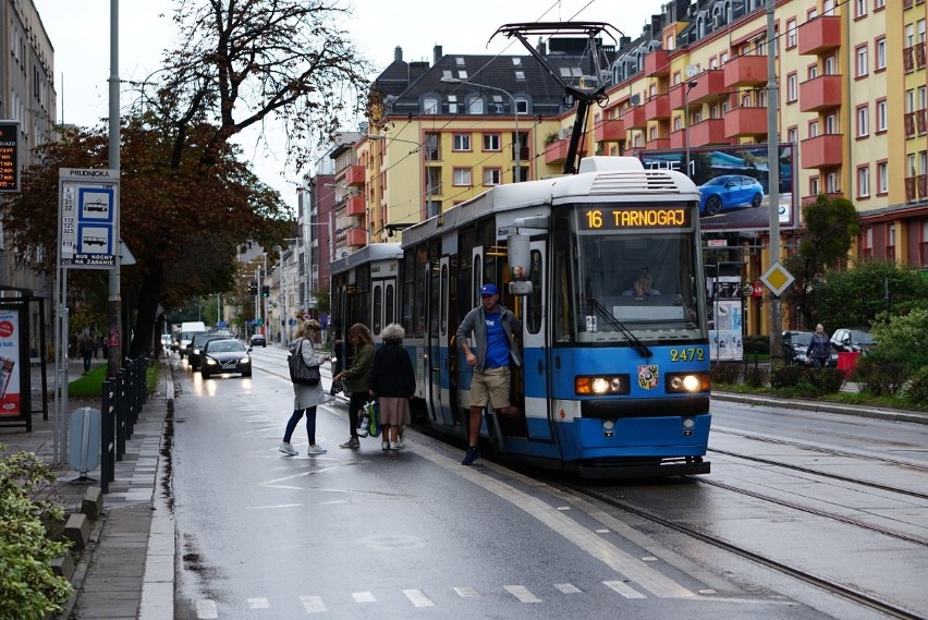 Wrocław: Wypadek na Hubskiej. Autobus potrącił na przejściu kobietę