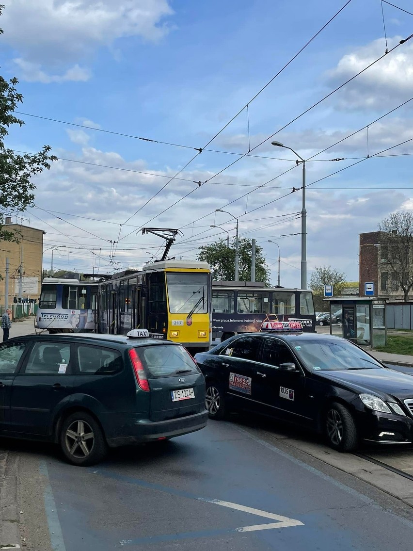 Wykolejony tramwaj blokuje przejazd na Golęcinie