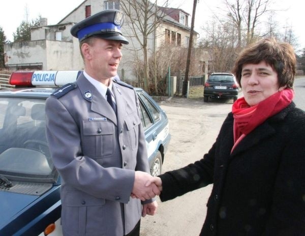 Barbara Zając podczas przekazania policji posterunku w Pokoju, który po wielu latach ruszył z jej inicjatywy.