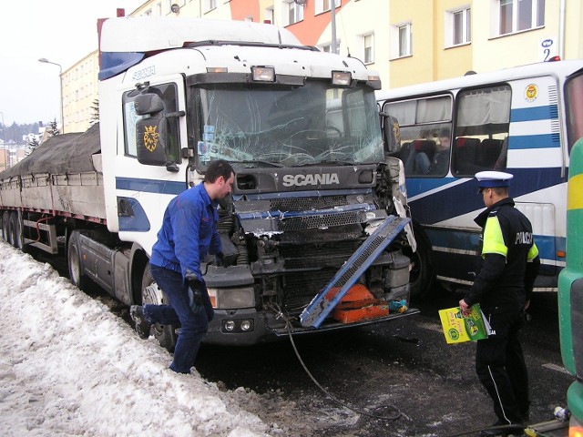 Uszkodzona ciężarówka na ulicy Wybickiego w Miastku