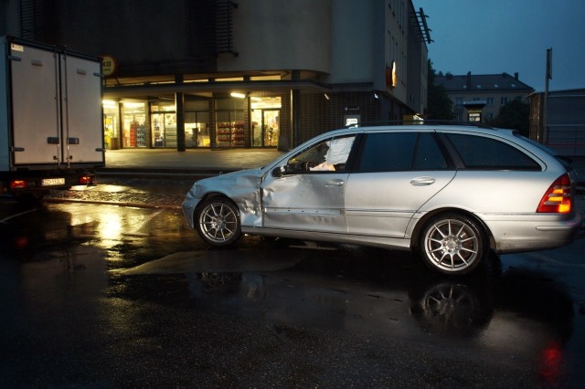 W środę przed godz. 7 doszło do kolizji na rondzie Staromiejskim w Słupsku. Kierujący osobowym mercedesem wymusił pierwszeństwo na prawidłowo jadącym samochodem dostawczym marki Iveco. 