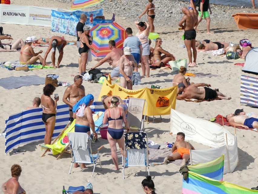 Tak w piątkowe południe wyglądała plaża w Mielnie. Zobaczcie...