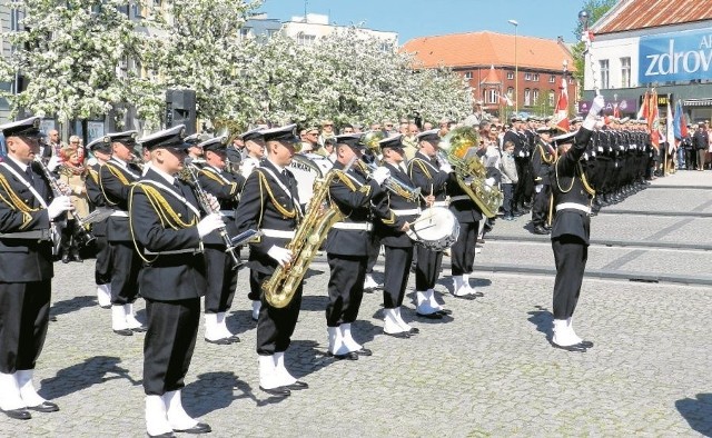 Koncerty i pokazy musztry paradnej w wykonaniu Orkiestry Wojskowej w Świnoujściu to już tradycja, w której chętnie uczestniczą mieszkańcy, kuracjusze i weekendowi goście