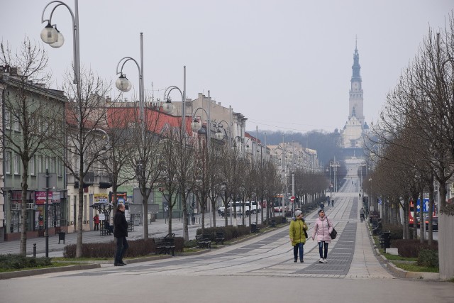 Aleje NMP w Częstochowie, 29 marca 2020 roku.Zobacz kolejne zdjęcia. Przesuwaj zdjęcia w prawo - naciśnij strzałkę lub przycisk NASTĘPNE