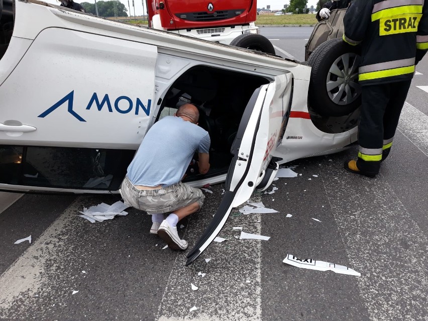 Wypadek taksówki na obrzeżach Wrocławia (ZDJĘCIA)