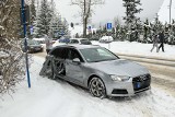 Zakopane. Skoda zsunęła się na audi. W wyniku zderzenia audi straciło blachę z drzwi [ZDJĘCIA]