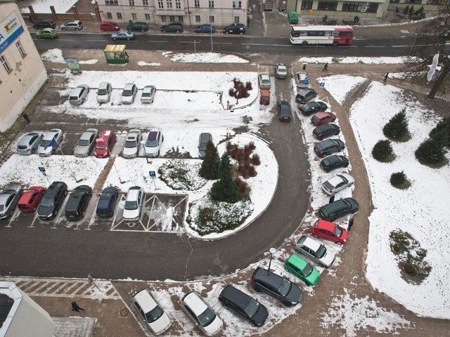 Parking przy ul. Jana Pawła II jest wieczorami zamknięty. Jest jednak szansa, że to się zmieni.