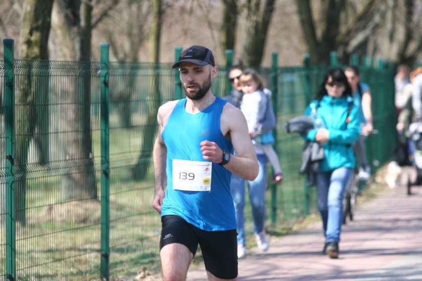 Biegli w niedzielę nad Zalewem Zemborzyckiem. To ostatni bieg z cyklu "Cztery Dychy do Maratonu" [DUŻO ZDJĘĆ]