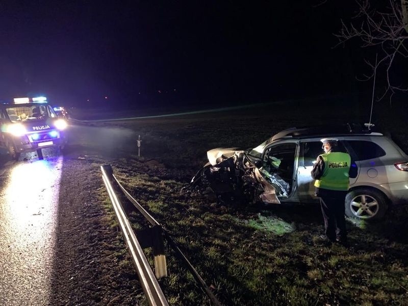 Wypadek w Poganicach. Uderzył w dzika a potem w busa (zdjęcia)