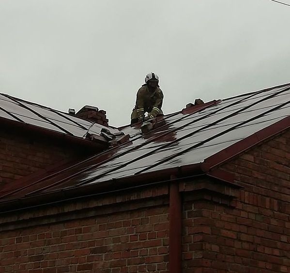 W miejscowości Chynów strażacy naprawiali uszkodzony dach.
