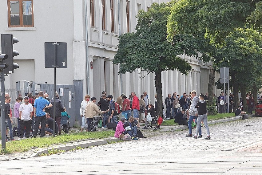 Barszcz ukraiński i słodkie bułki dla potrzebujących. Dziś jak w każdą niedzielę o godz. 16 przy łódzkiej katedrze wydawano ciepłą zupę. 