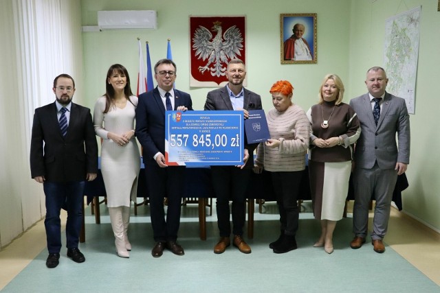 Podpisanie umowy. Symboliczny czek trzymają starosta Dariusz Czechowski i dyrektor szpitala Rafał Krupa.