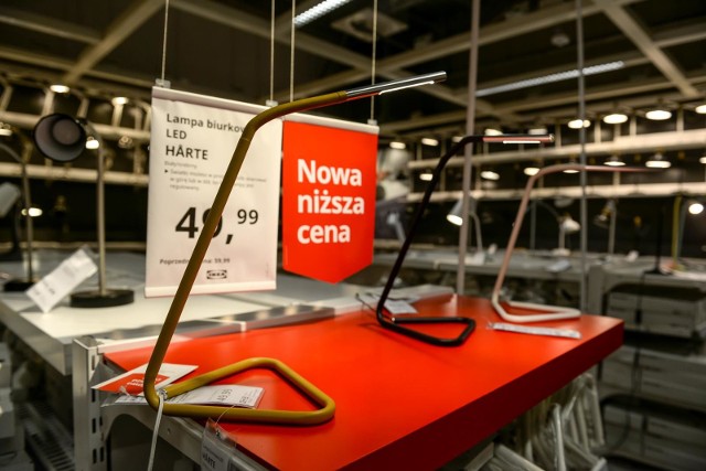 IKEA właśnie ogłosiła nową, ogromną wyprzedaż. Ceny towaru zostały obniżone nawet aż o 70%. Sklep wyprzedaje bowiem ostatnie sztuki produktów, które niebawem znikną z asortymentu. W asortymencie sklepu są też tradycyjne tanie produkty - które można kupić do 20 złotych. Zobacz je w dalszej części galerii.