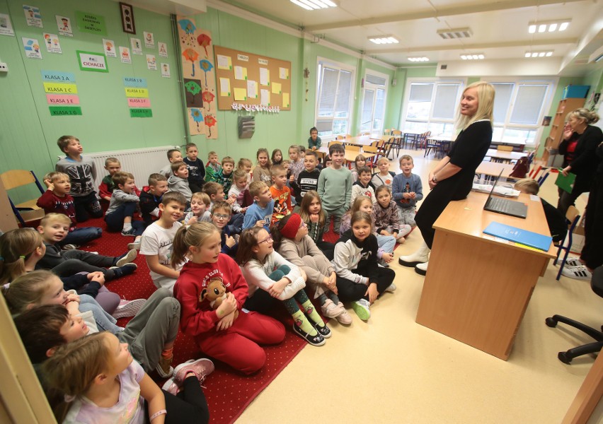 Dziennikarka Głosu Szczecińskiego na spotkaniu z uczniami.