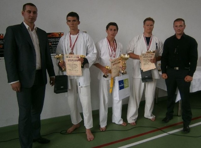 Od lewej Adrian Lipa, prezes Świętokrzyskiego Klubu Karate Kyokushin, Michał Zieliński z Piekoszowa, zwycięzca Mateusz Smołuch i Bartłomiej Adamiec z Daleszyce oraz Ernest Miszczyk, wiceprezes Świętokrzyskiego Klubu Karate Kyokushin.  