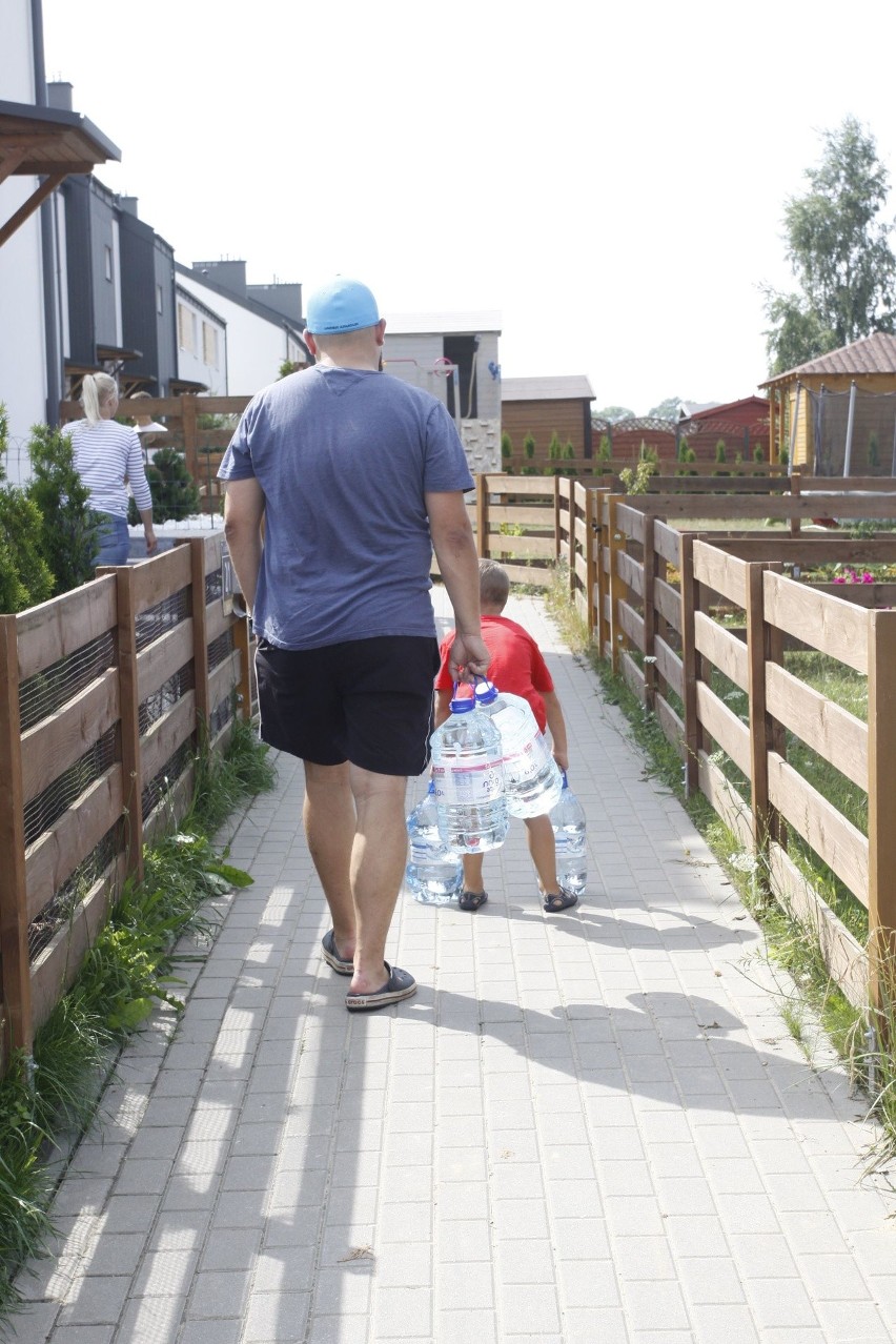 Dostawa wody na Osiedlu Harmony w Dębogórzu, lipiec 2018