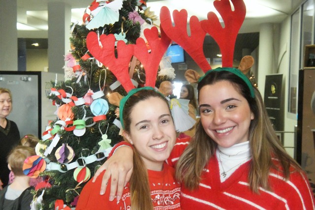 Studenci, uczniowie i przedszkolaki wykonali ozdoby i ubrali świąteczną choinkę w Centrum Rekreacyjno=Sportowym w Zielonej Górze
