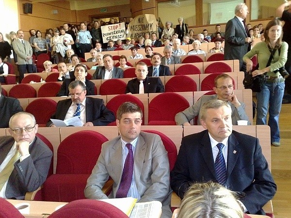 Prezydent Truskolaski wyszedł z sali. Czeka na delegację protestujących.