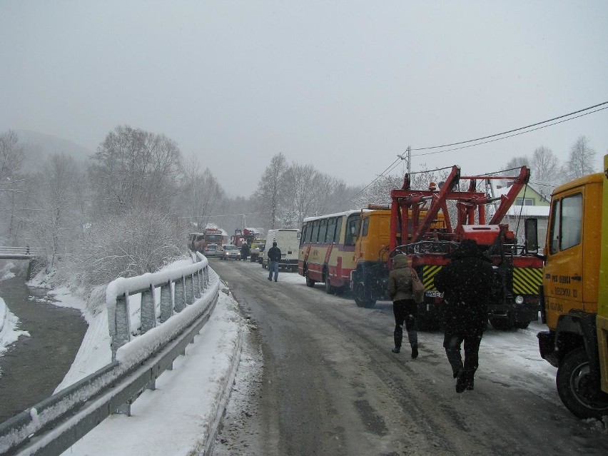Wypadek autobusów w Dęborzynie (pow. dębicki). Pojazdy...